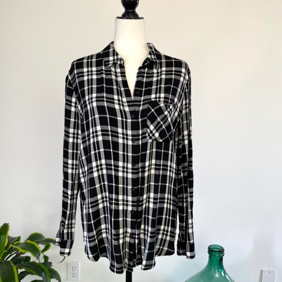**SOLD** Lightweight boyfriend black & white plaid shirt - Size S - Picture 2 of 6
